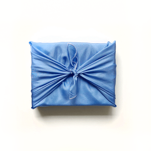 emballage en soie furoshiki bleu ciel