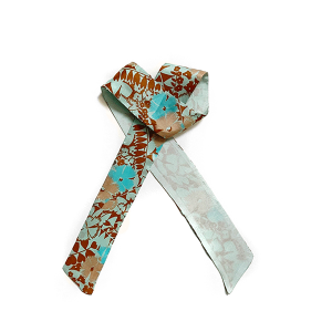 foulard cravate soie motif fleur bleu ciel